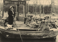 袁世凱（左立者）與三兄世廉在洹上村合影 （照片發表於上海《東方雜誌》第8卷第4號〔1911年6月〕，題為〈養疴中之袁慰廷尚書〉）